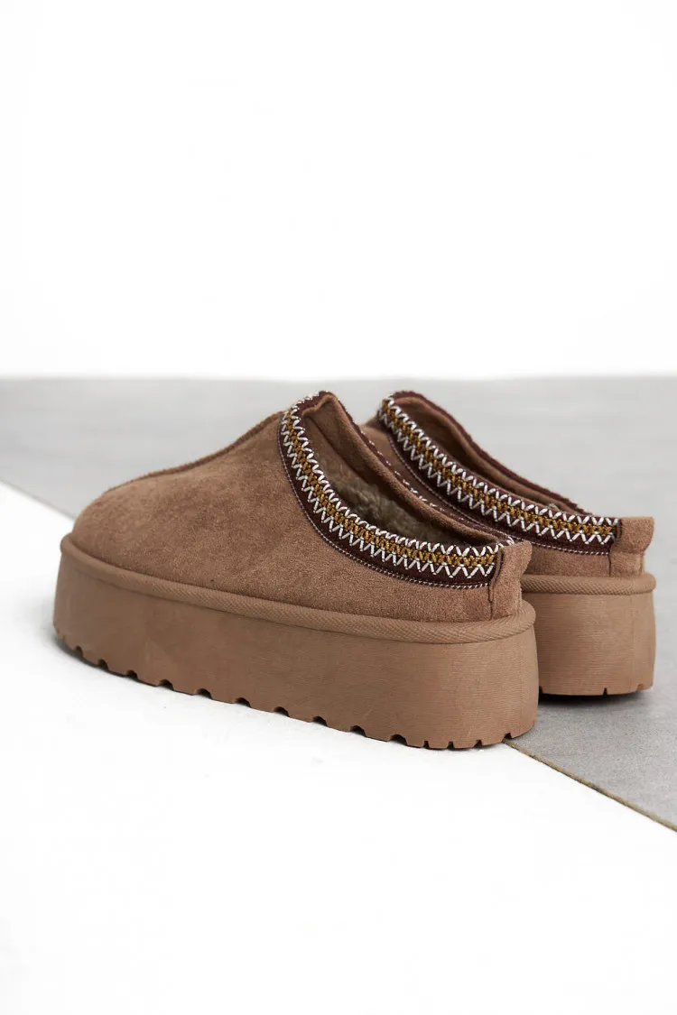 Bottines chaussons en velours compensés taupe