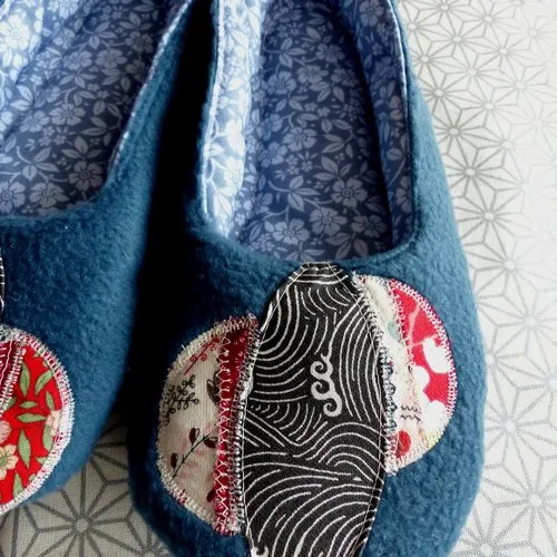 Chaussons femme polaire bleu et empiècements tissu
