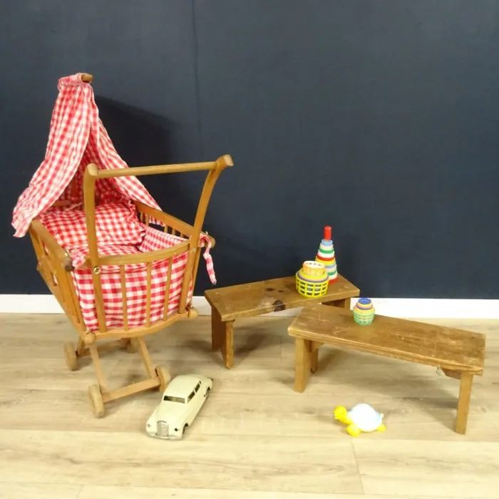 Landau de poupée en bois & tissu à carreaux rouges DEJOU 1955 - Le palais des bricoles