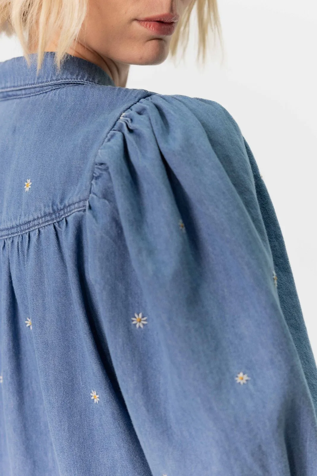 Robe en jean avec manches bouffantes et marguerites brodées