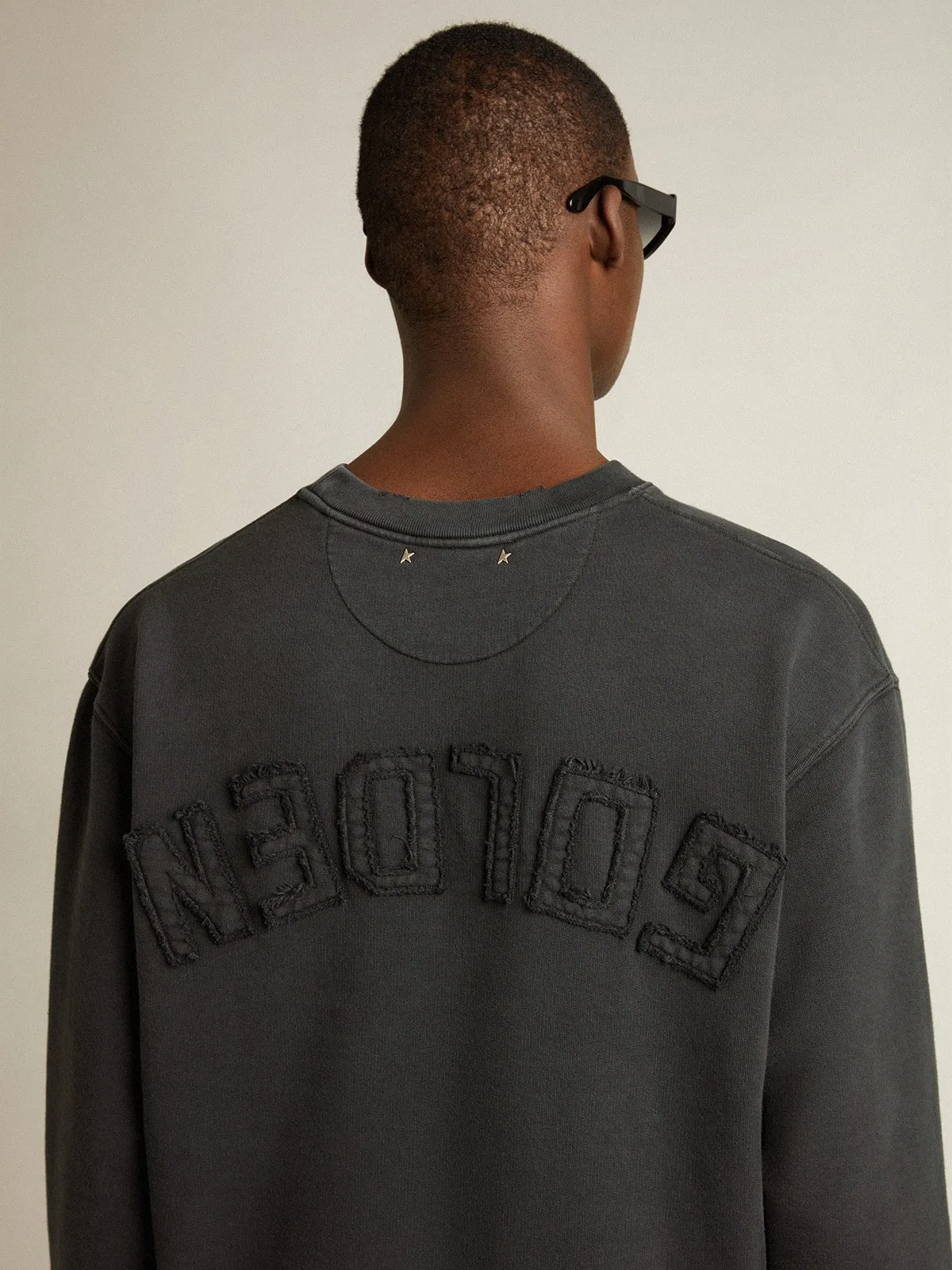 Sweat-shirt noir délavé avec logo inversé dans le dos - Jersey Capsule | Golden Goose