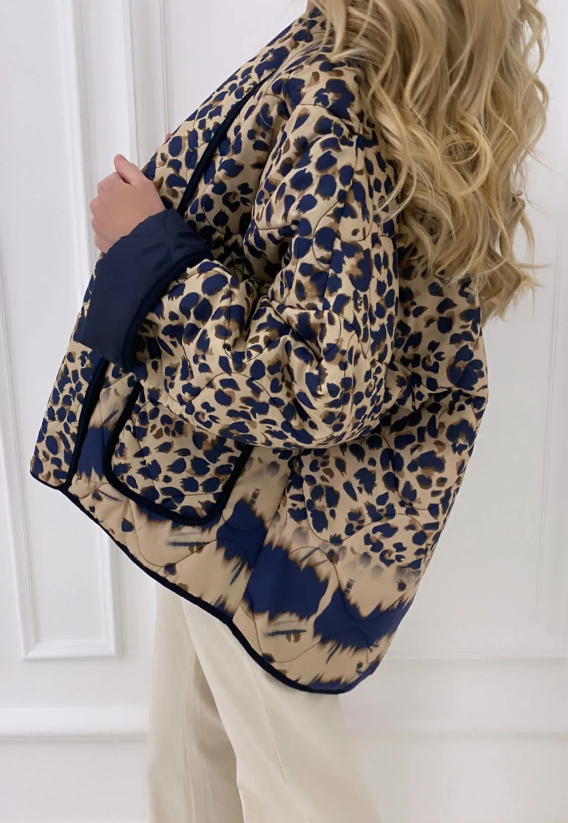 Veste léopard bleu marine matelassée